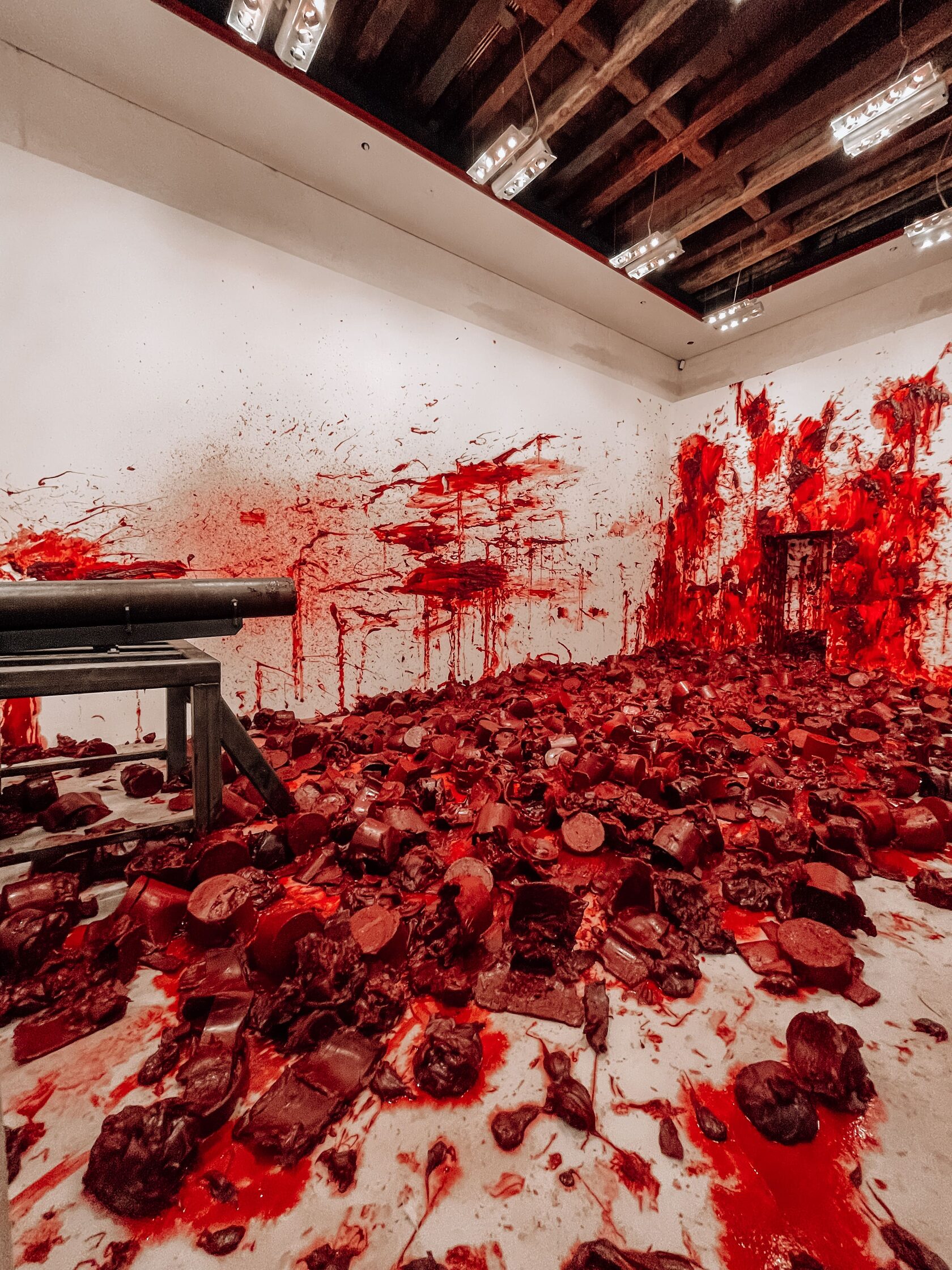 Девушка фотографирует картину Шагала в Русском Музее