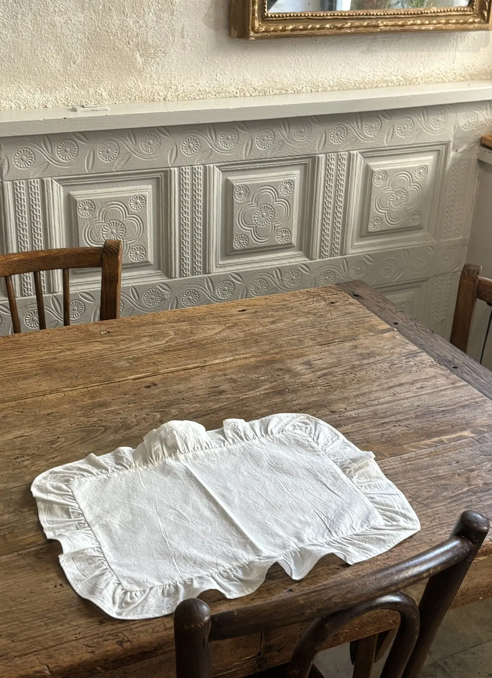 Натуральные ткани для дома — хлопковая салфетка на деревянном столе