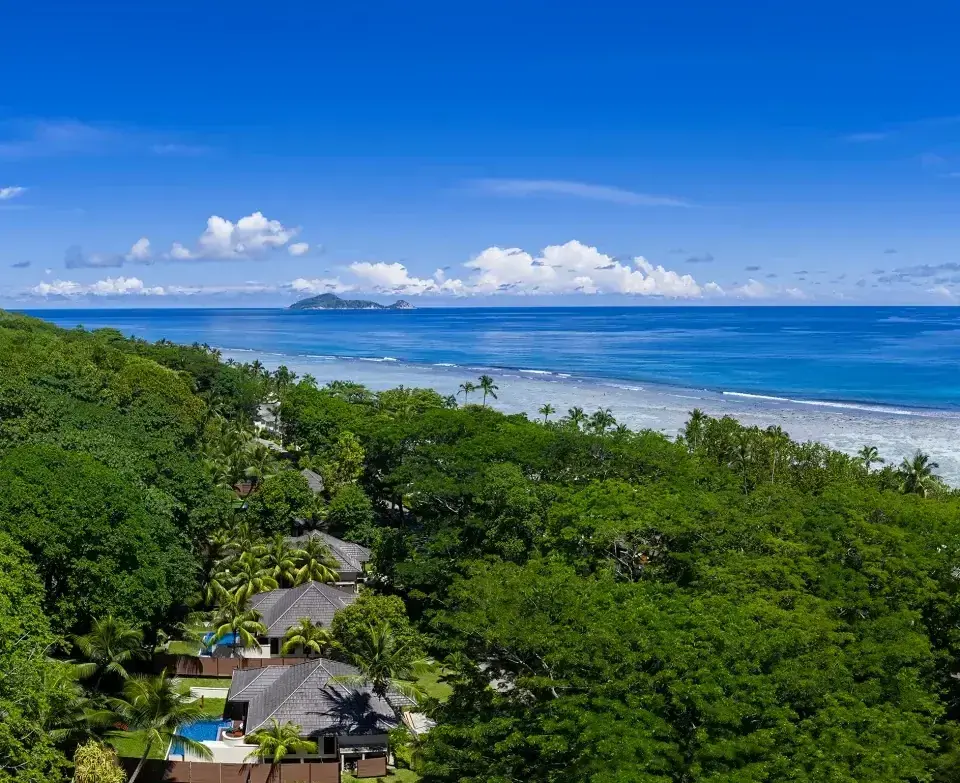 Побережье острова Силуэт и территория Niva Labriz Seychelles