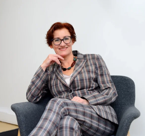 Елена Белугина,МСС ICF (International Coach Federation) Генеральный директор Международного института коуч - менеджмента Кандидат психологических наук, доцент, преподаватель МВА. Автор программ Международного института коуч - менеджмента. Победитель премии «Leadership Coaching Awards -2019» в номинации «Развитие профессионалов. Преемственность в профессии».