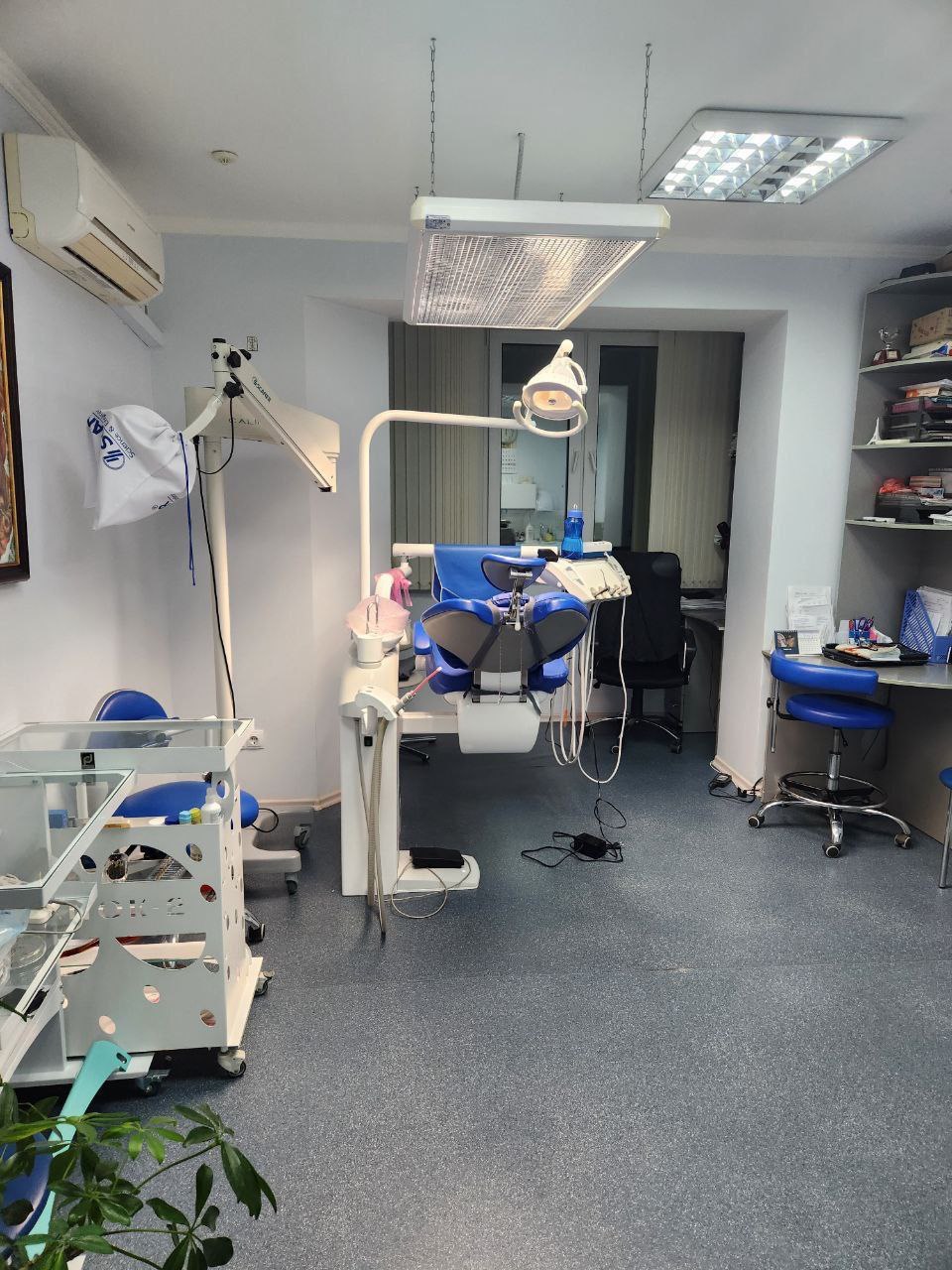 Стоматологический кабинет с современной установкой