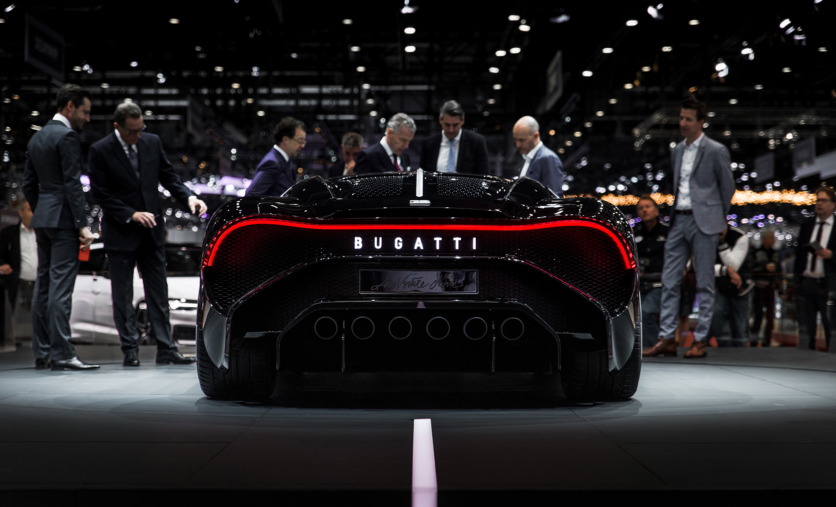 Bugatti la noire цена. Бугатти лавотюр Ноир. Машина Bugatti la voiture noire. Бугатти Ноир 2020. Бугатти la voiture noire 2021.