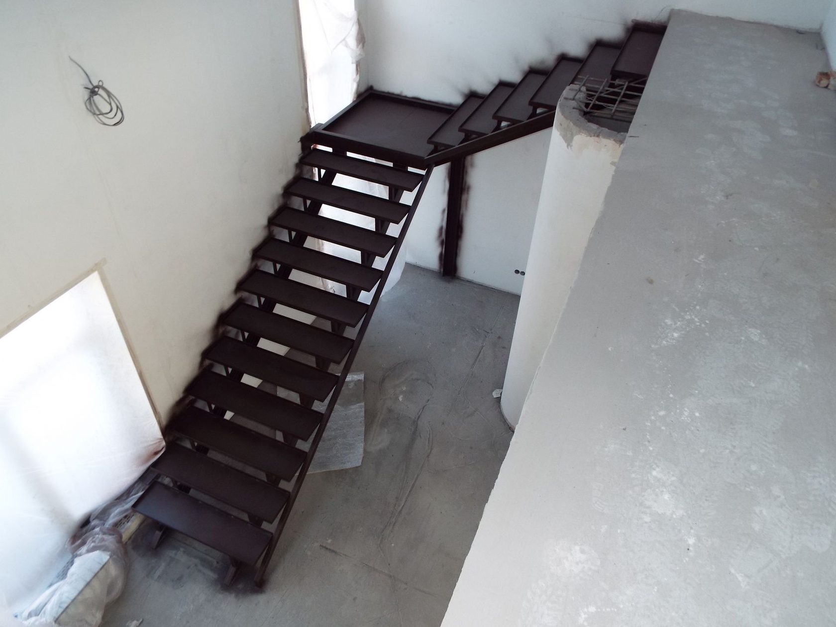 Металлическая лестница с поворотом на 90 градусов