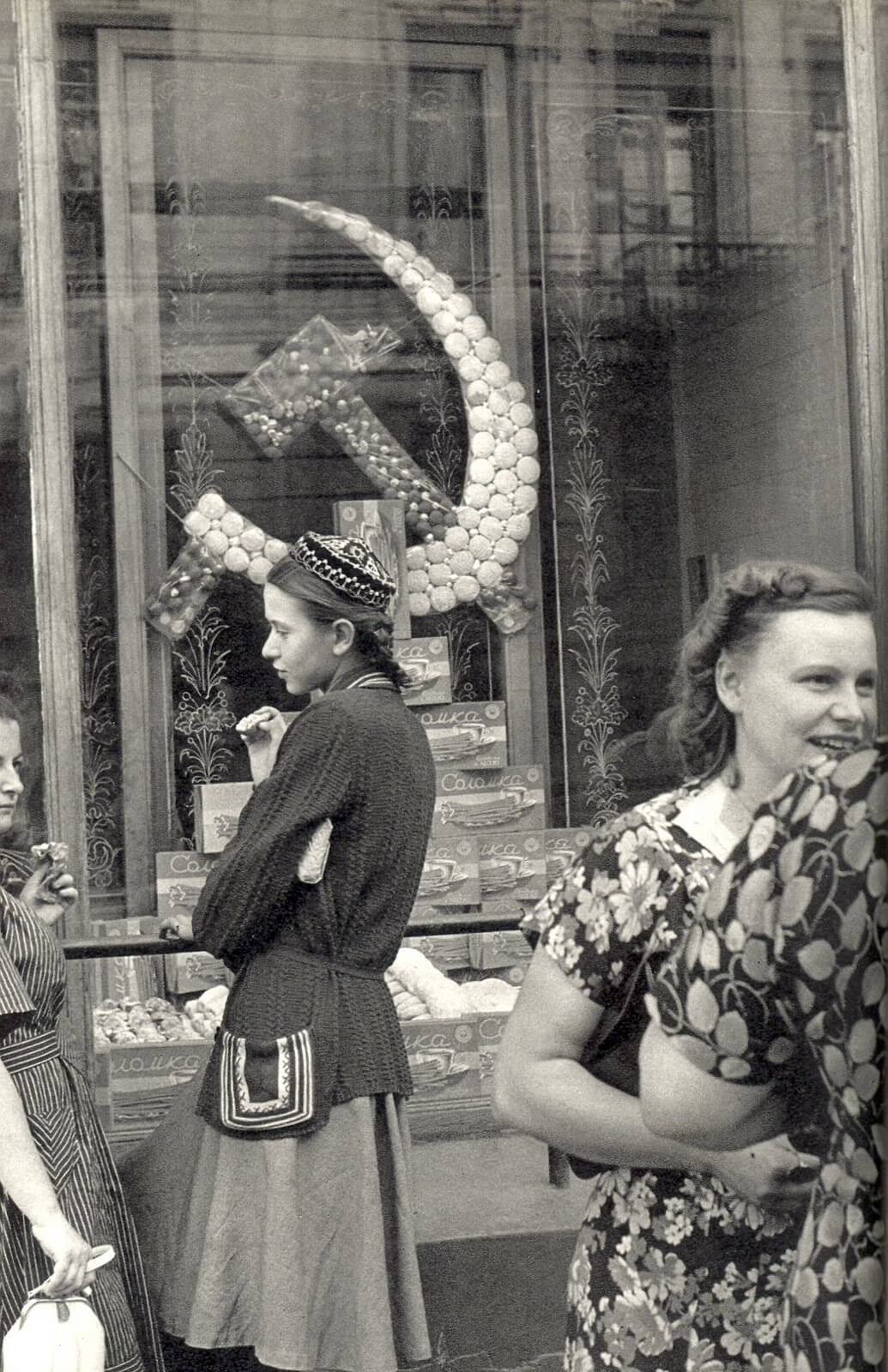 Фото советских женщин. Анри Картье Брессон Москва 1954. Женщины СССР. Советские девушки. Старая Советская женщина.