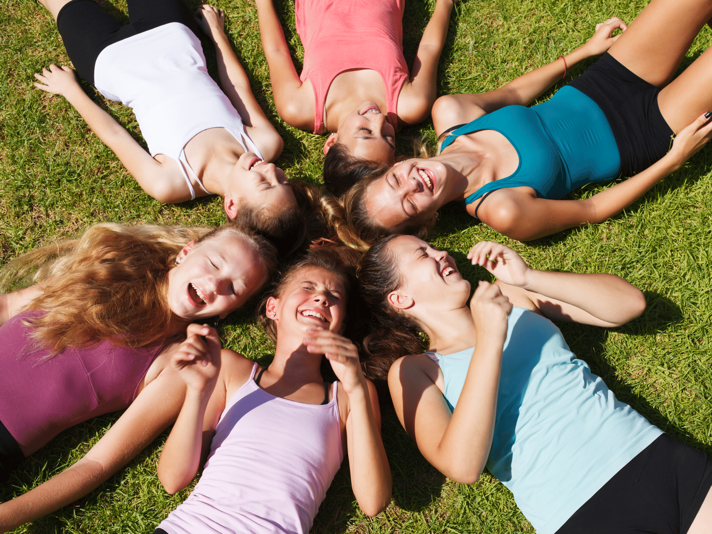 Лето подростков. Summer Camp группа. Фотографии лежат в ряд. Группа радостные молодые девушки лето. Happy feeling teen.