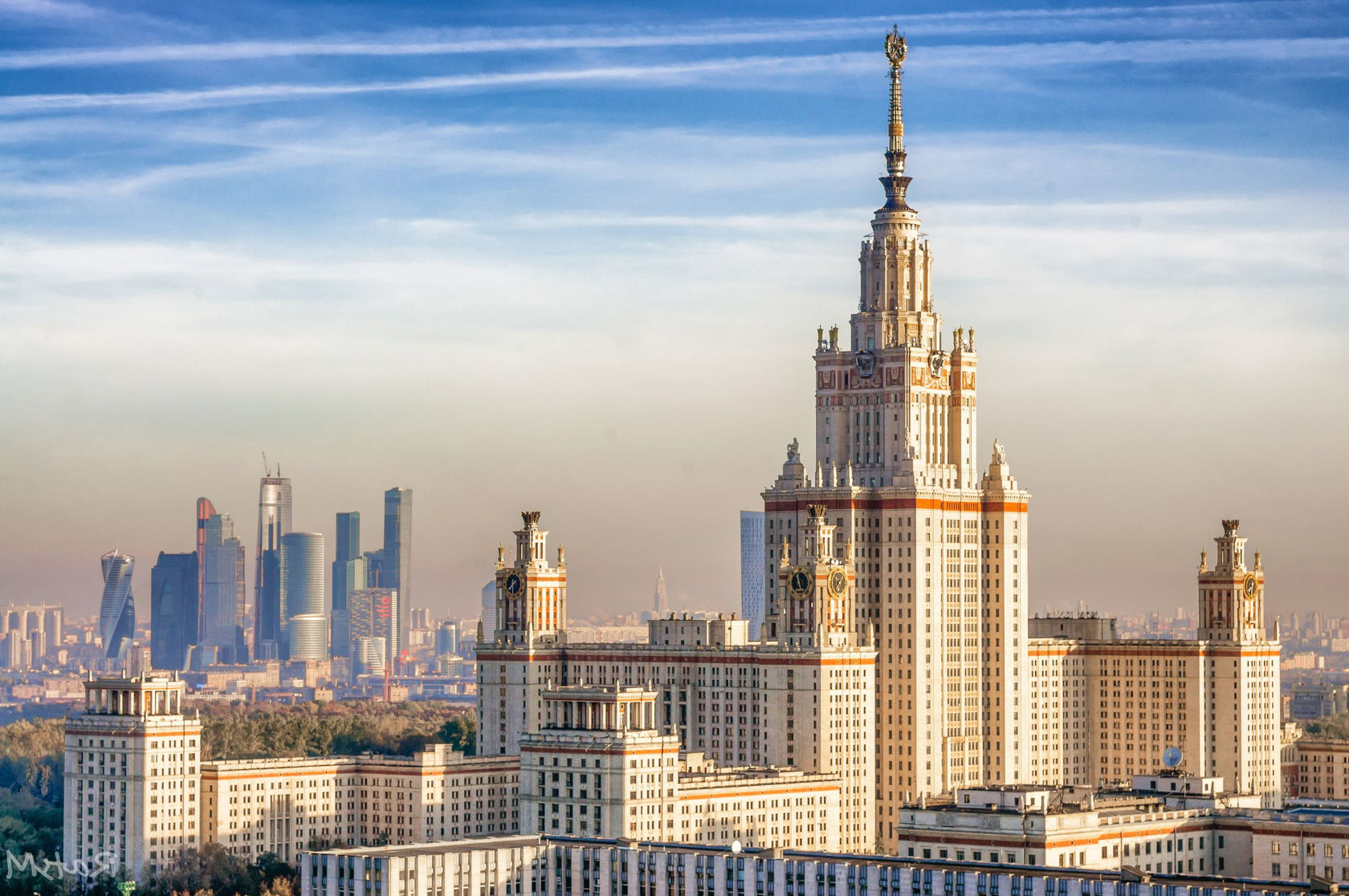 Г москва тел. Сталинские высотки МГУ. Москва высотка МГУ. Здание МГУ сталинская высотка. Сталинские высотки МГУ архитектура.