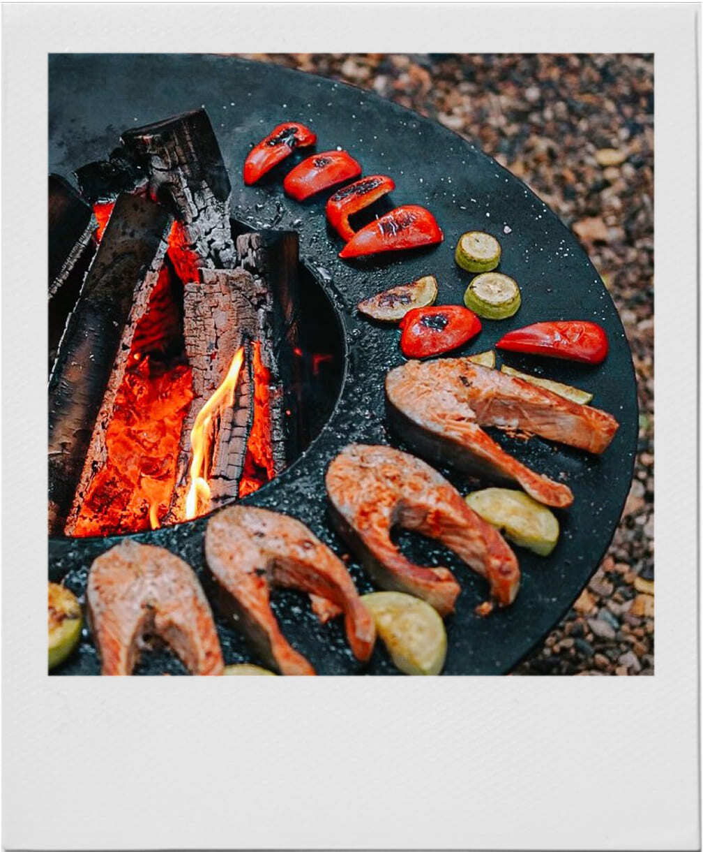 Гриль-очаг возле каждого домика в глэмпинге под кронами