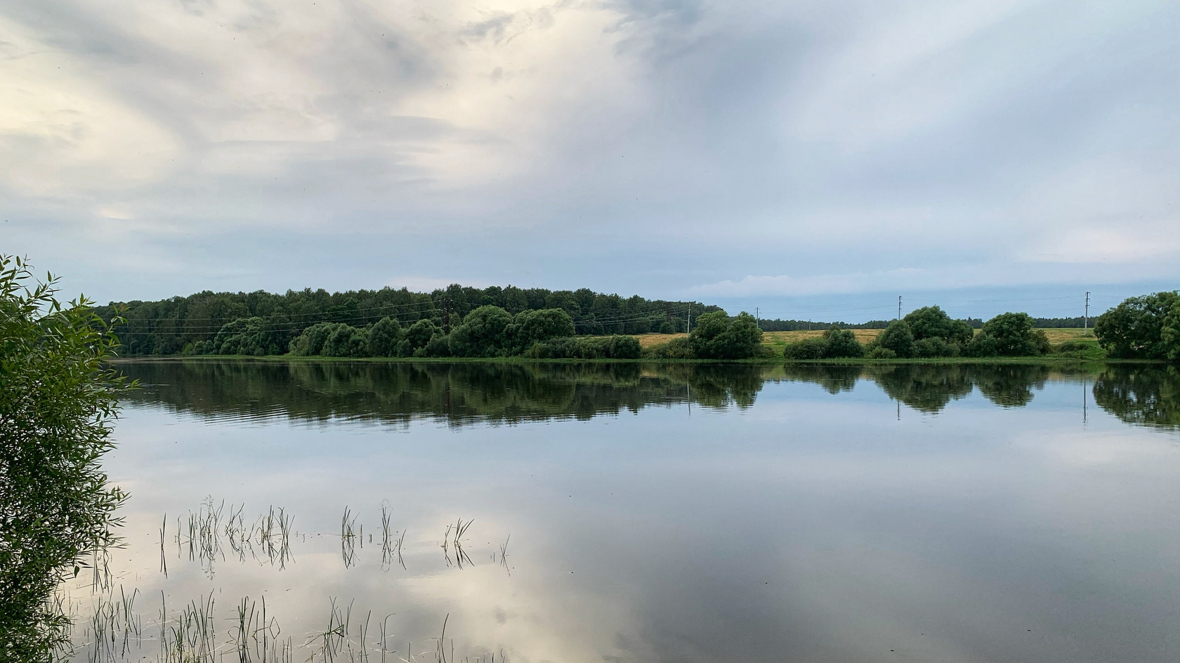 Рядом с домом Игоря расположен прекрасный пруд, в котором мы искупались и довольные легли спать.