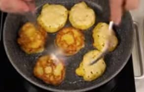 Приготовление оладий с тыквой на кефире: шаг 11