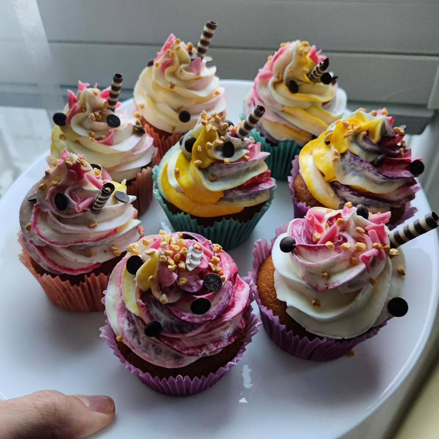 Farebné muffiny s kúskami čokolády a orieškami, ideálne na detskú oslavu