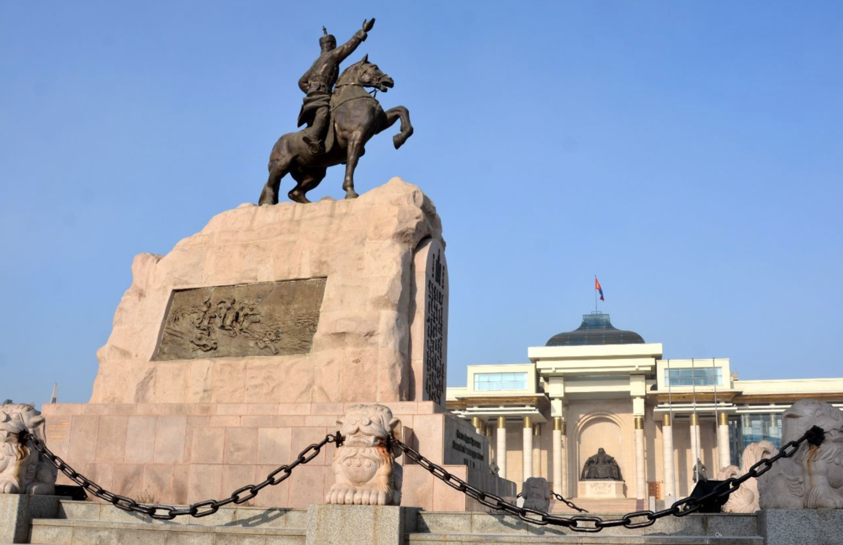 Улан хане. Площадь Сухэ-Батора Монголия. Монголия Улан Батор и Сухэ Батор. Площадь Чингисхана Улан-Батор. Памятник Сухэ Батору в Улан Баторе.