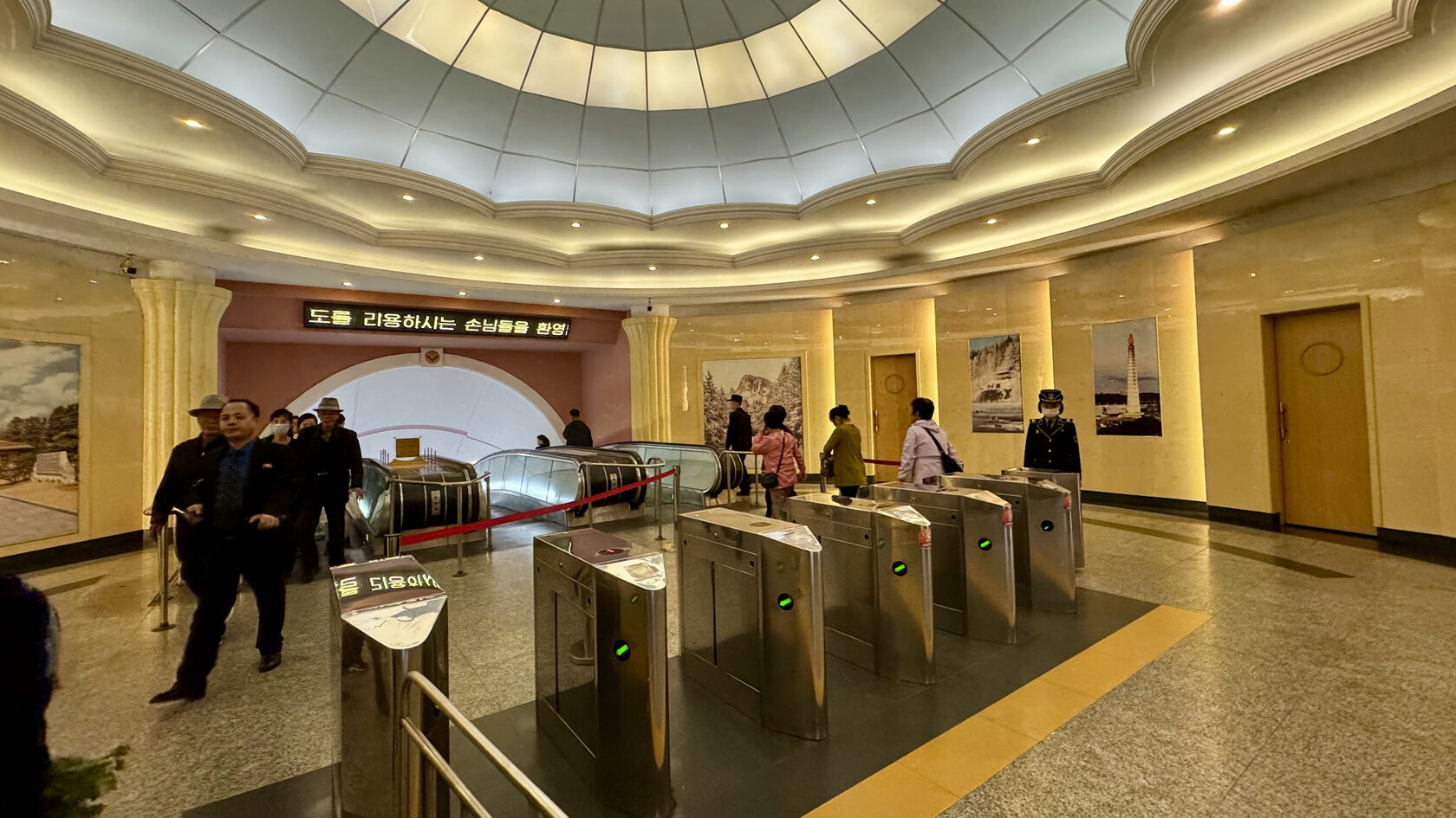 Метро. Пхеньян. КНДР (Северная Корея)