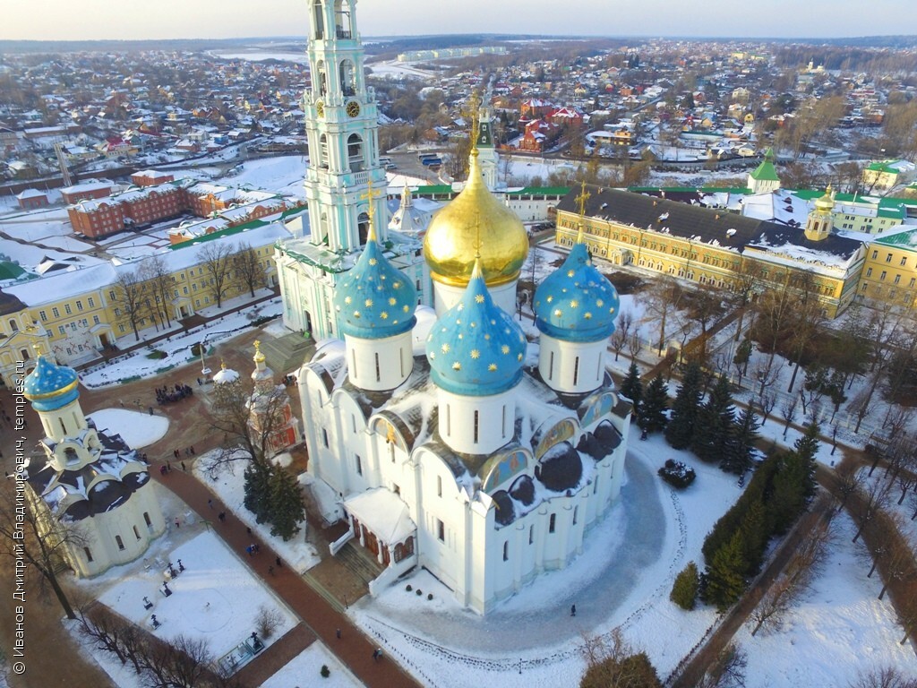 Сергиев посад храм сергия. Храм в Сергиевом Посаде Лавра. Успенский храм Сергиев Посад. Троицкий собор Сергиев Посад Московская область. Собор величавый Сергиев Посад.