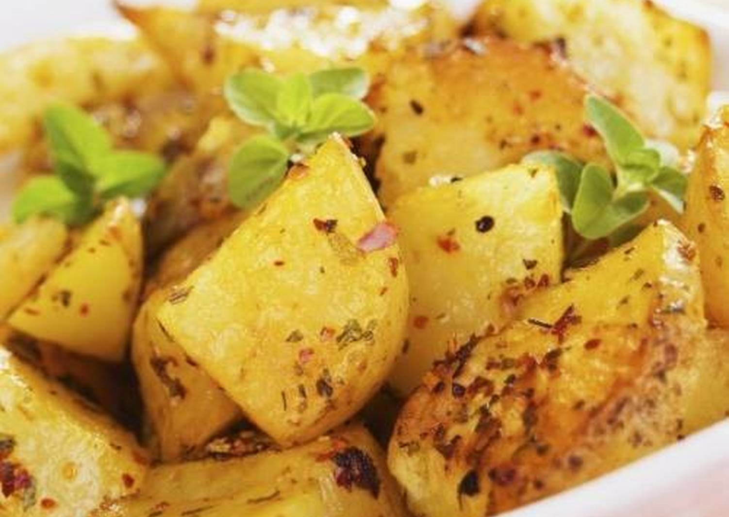 Запечь картошку в духовке рецепты простые. Картошка в духовке. Печеный картофель. Картофель запеченный в духовке. Картошка в духовке запеченная.