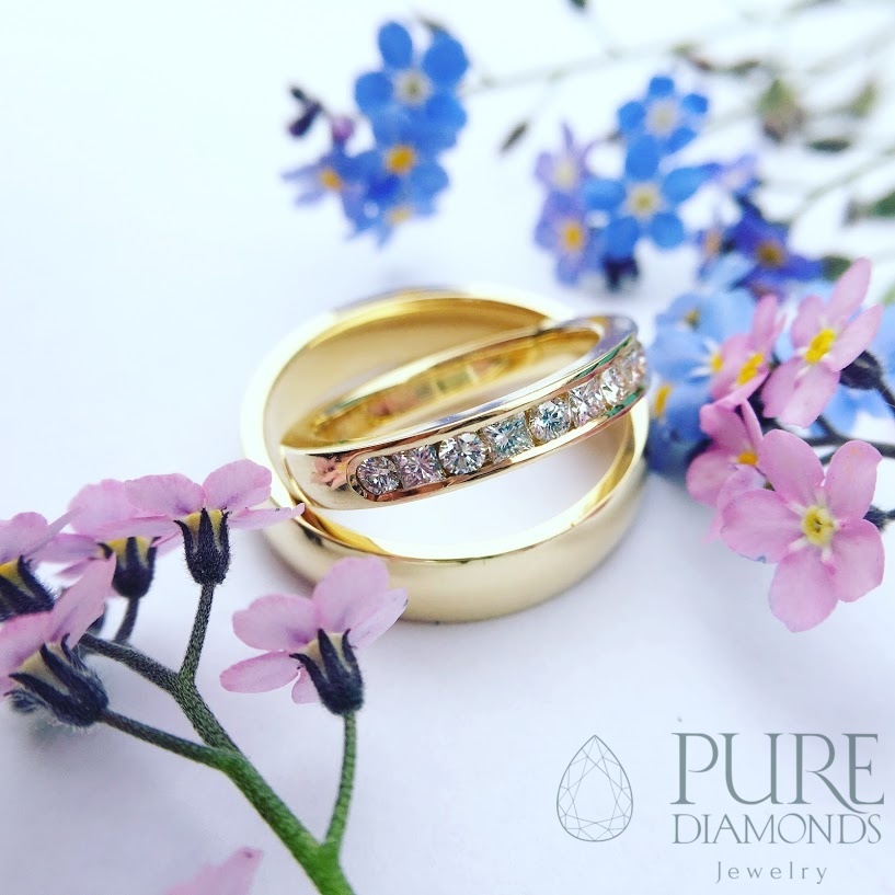 Парные золотые обручальные кольца с бриллиантами
