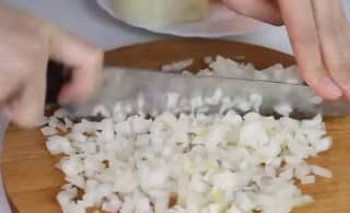 Приготовление ёжиков из фарша с рисом и подливкой: шаг 3