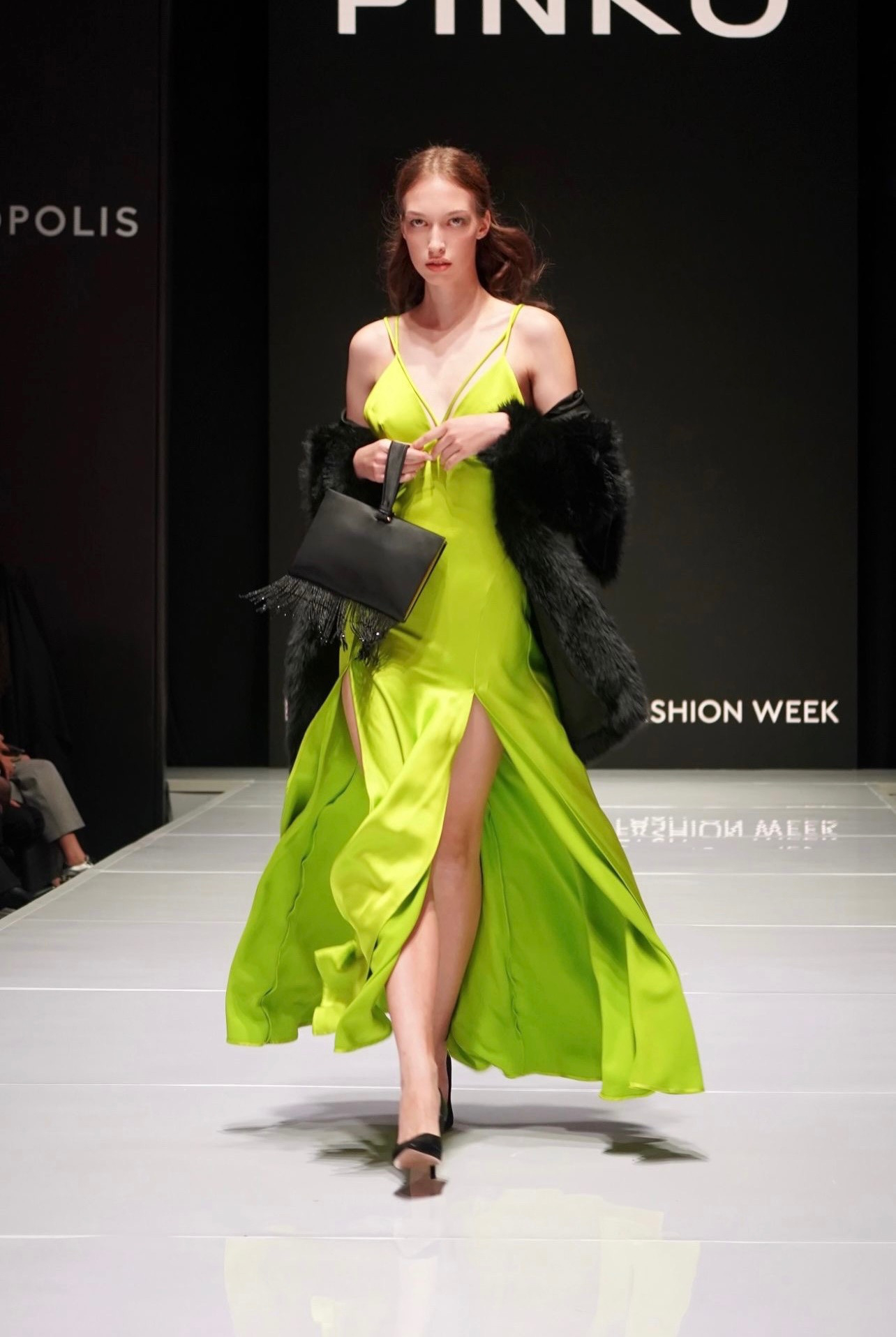 Модель агентства на показе PINKO во время Недели моды — fashion-портфолио