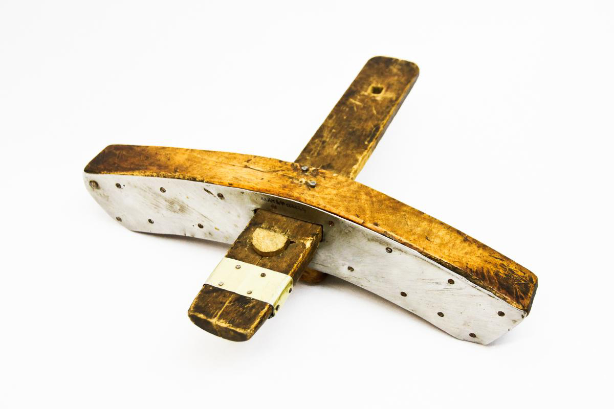 Уторник двуручный