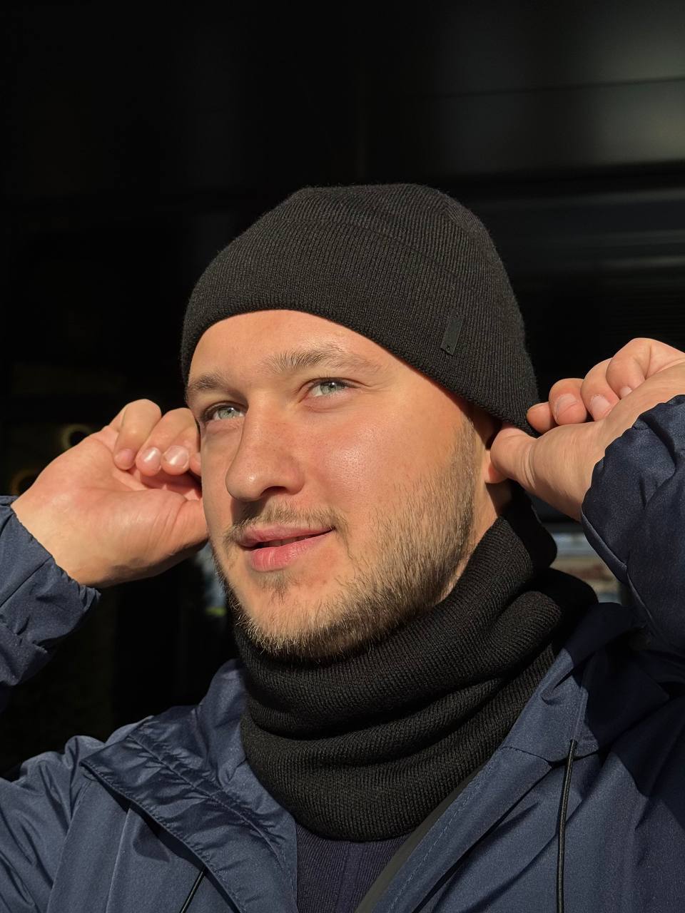 Мужчина в тёмной шапке и снуде