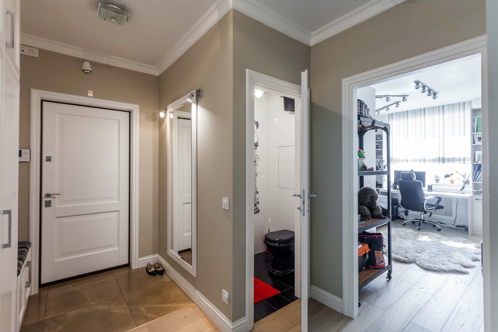 Коломенская набережная - Дизайн интерьера прихожая, зеркало, проход к сан узлун