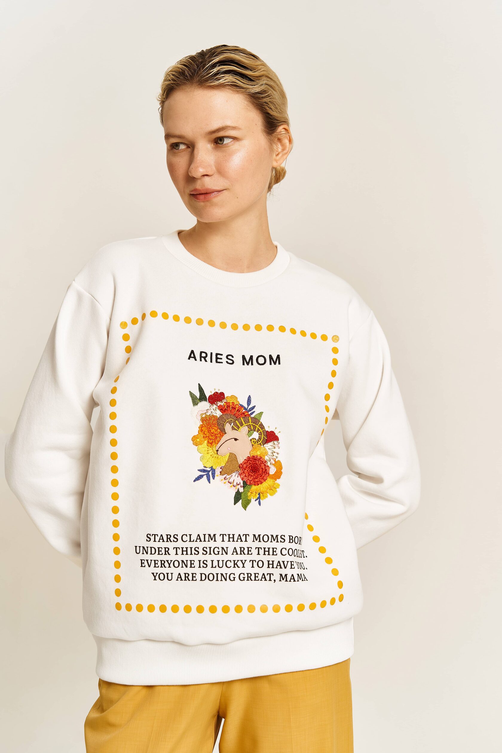 Футболка momset. Momset Auens логотип.