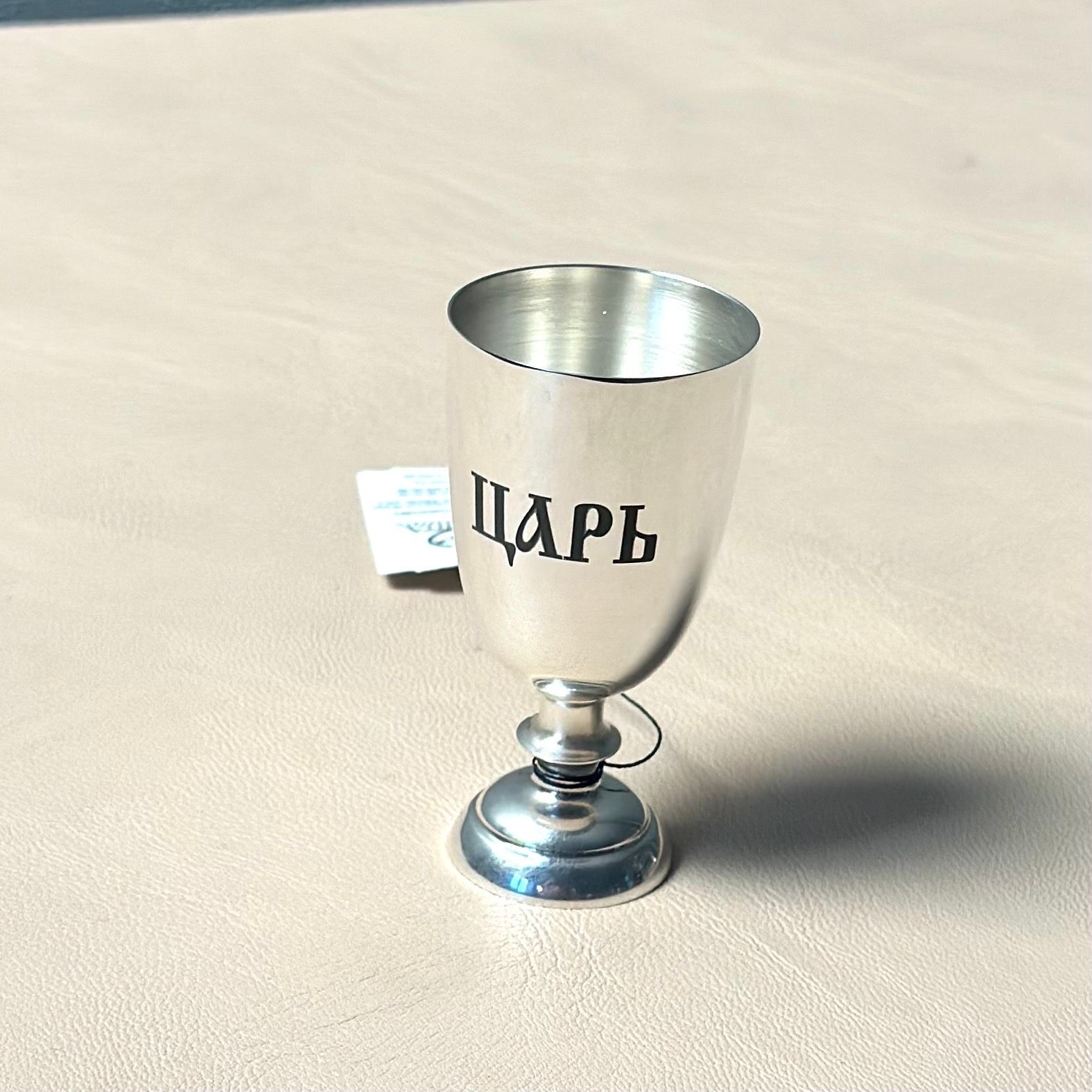Индивидуальная гравировка имени на серебряной рюмке, мастерская StekloWood Киров