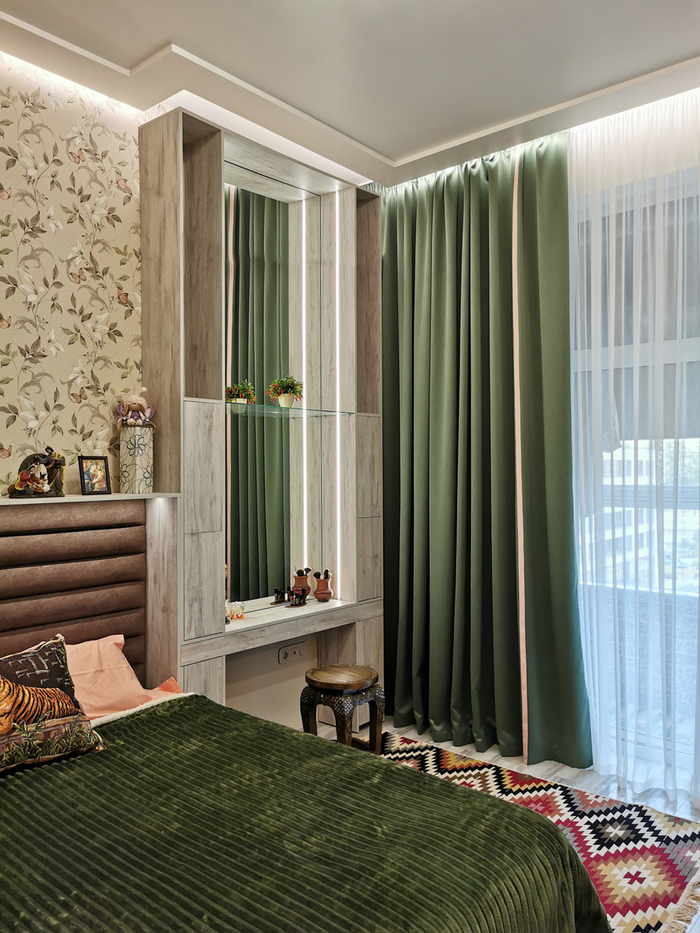 дизайн спальни в зелёных тонах, с бежевыми обоями в цветочек, туалетным столиком на заказ с подсветкой