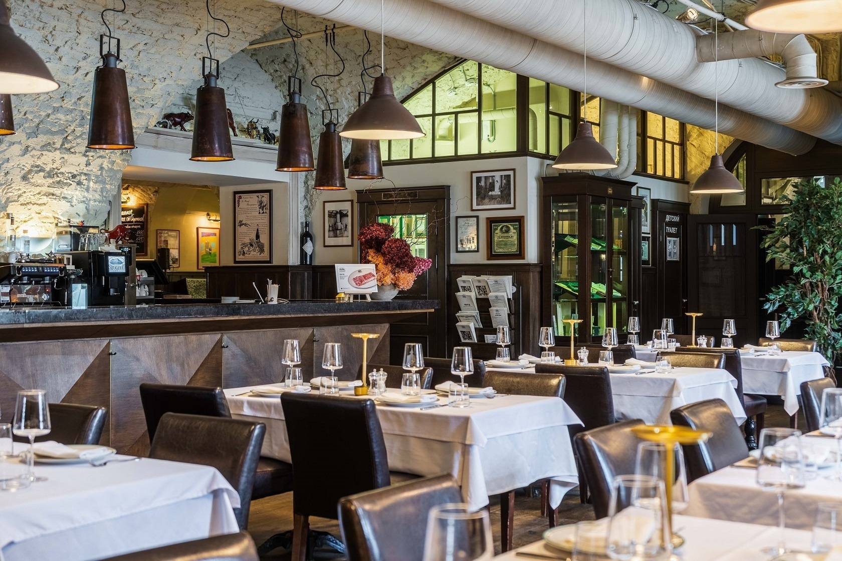 Барная зона ресторана Stroganoff Steak House.
