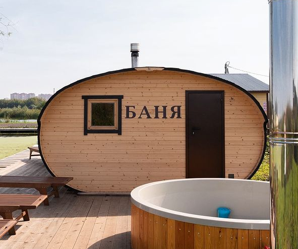 Баня-бочка и купель в глэмпинге Подмосковье