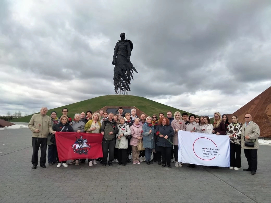 День города ржев 2024 год. Ржев мемориал советскому солдату. Ржев мемориальный комплекс. РЖЕВСКИЙ мемориал. Ржев мемориал советскому солдату вечером.