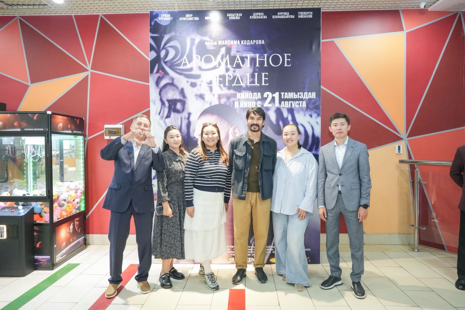 Қыз жыныс мүшесінен қашуға әрекеттенген. Гей жігіт камера алдында мастурбация жасайды