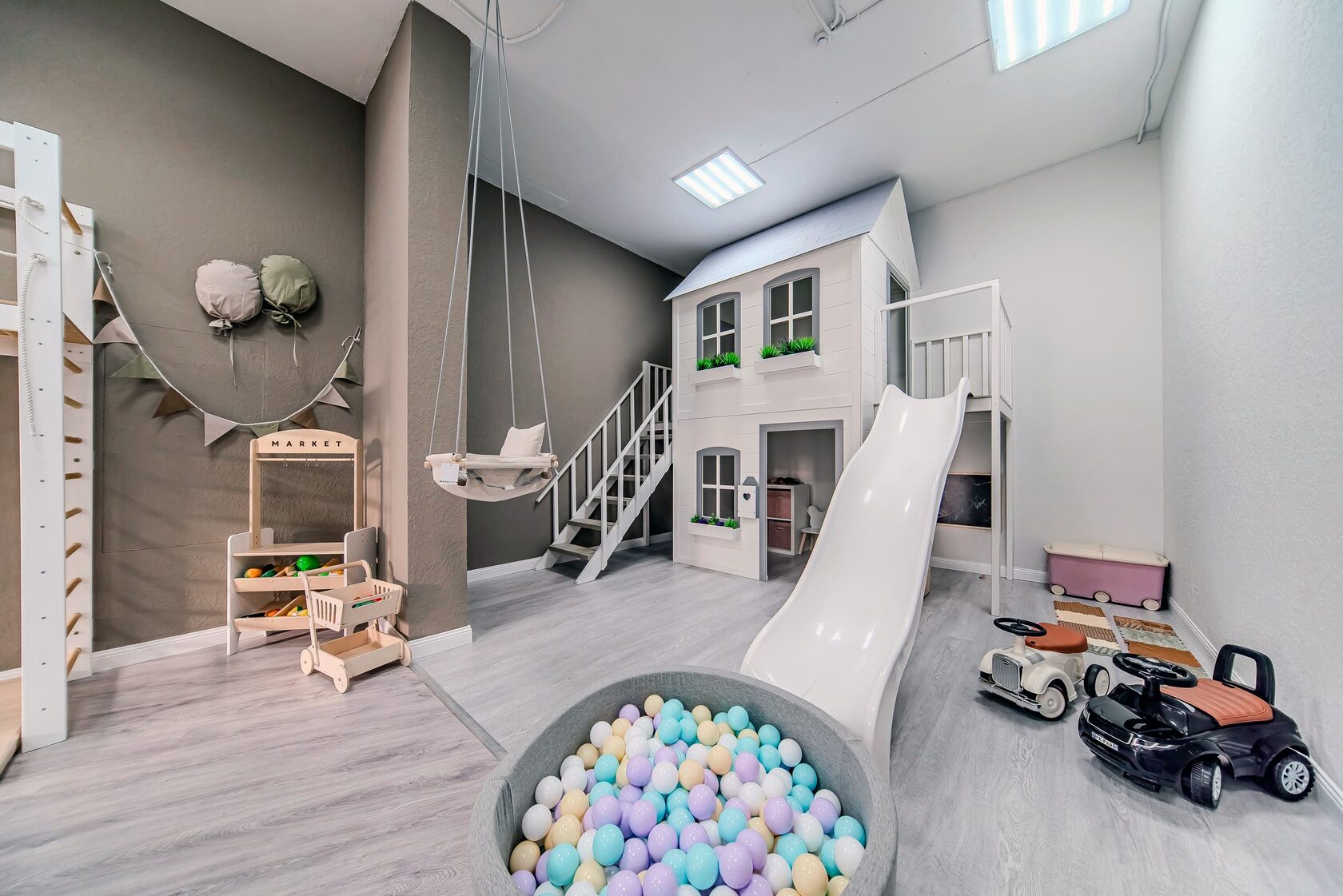 Детский игровой домик в помещении студии детских праздников