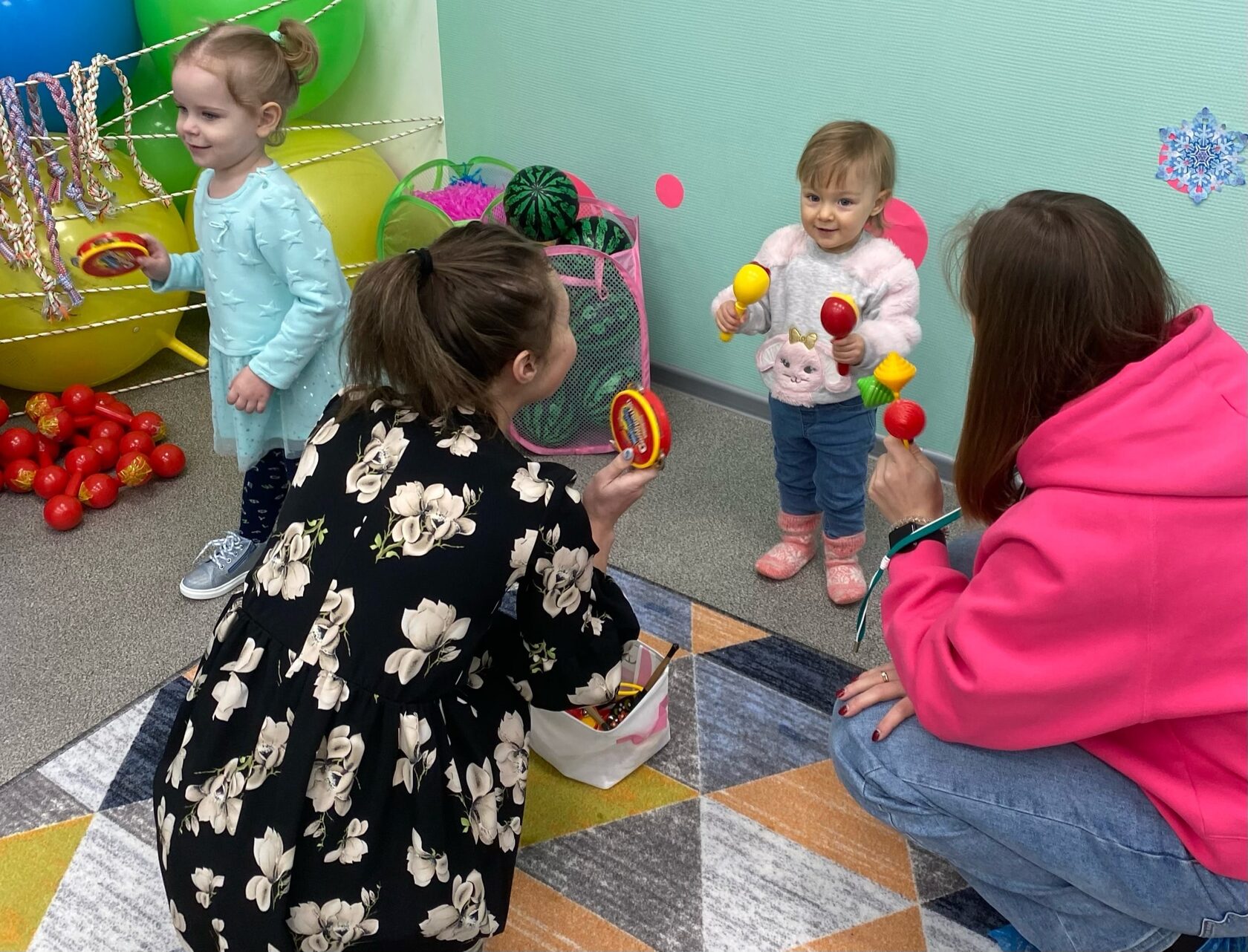 занятие по раннему развитию для малышей вместе с мамой