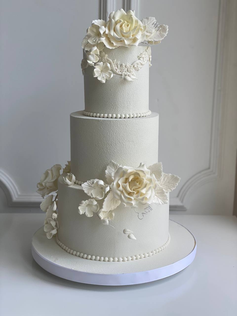 Велюровый свадебный торт трехъярусный