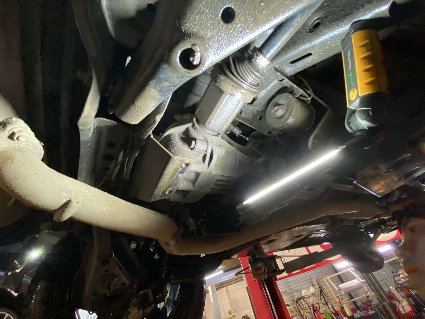 Снятие кронштейна для доступа к муфте Haldex