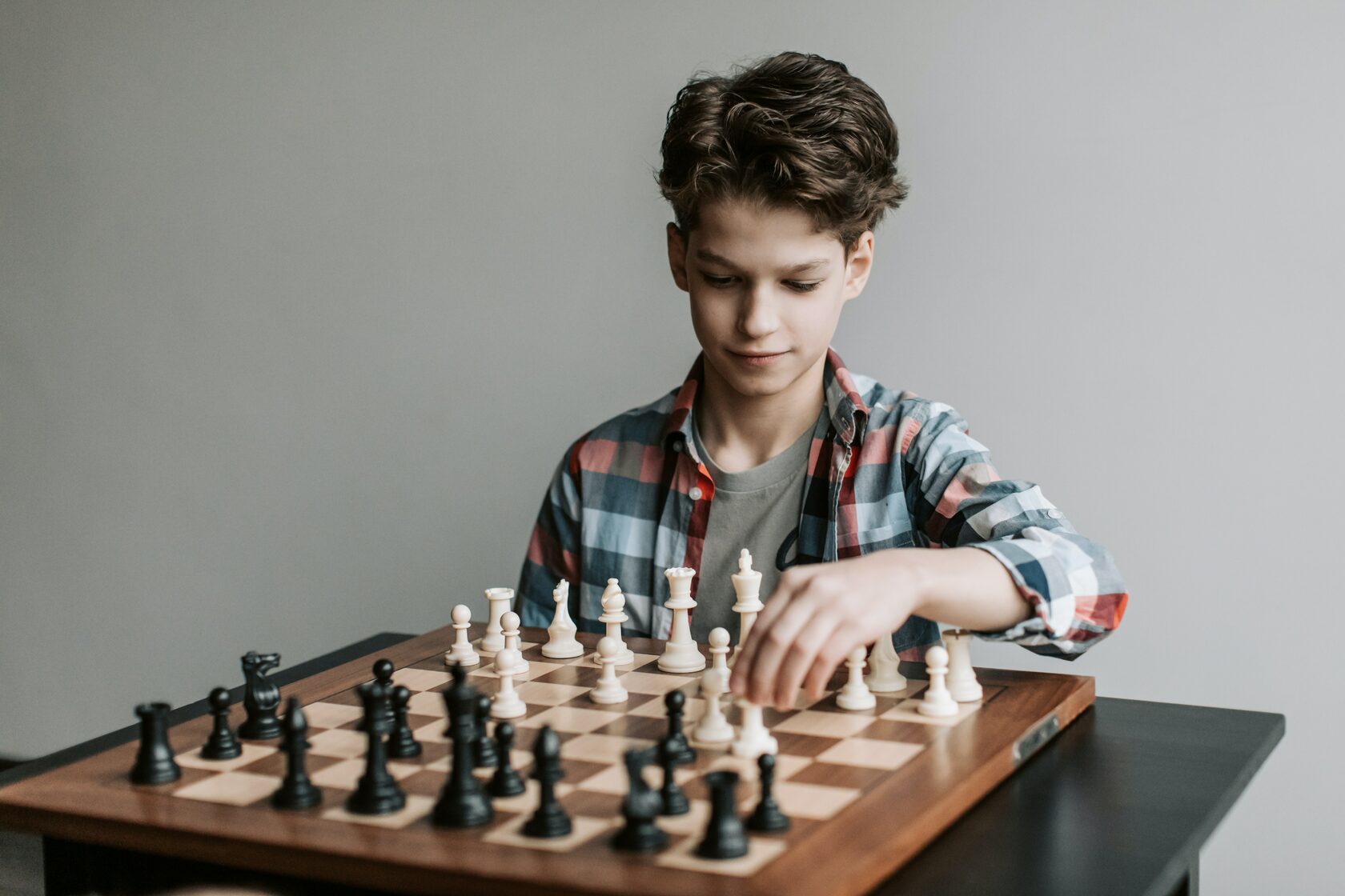 Мужская фотосессия с шахматами. Лучший шахматист СПБ ребенок. Шахматы фото на рабочий стол. Репетитор по шахматам Дербент. Преподаватель по шахматам