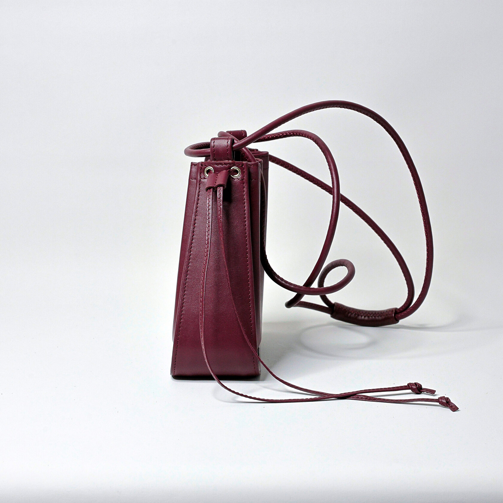 дизайнерская сумка Drift mini архитектурной формы бордового цвета из натуральной кожи премиум качества