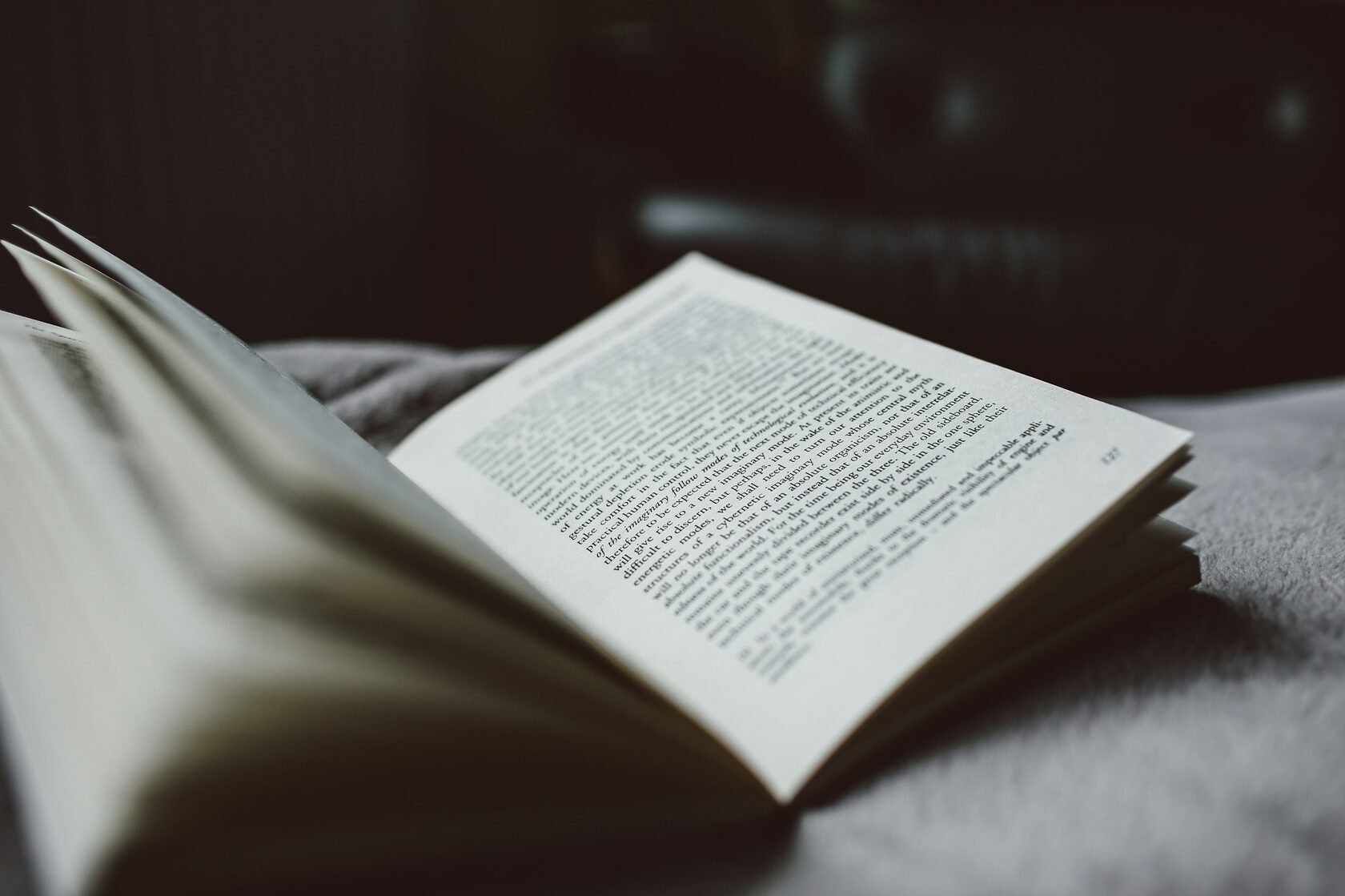 Открытая книга с закладкой