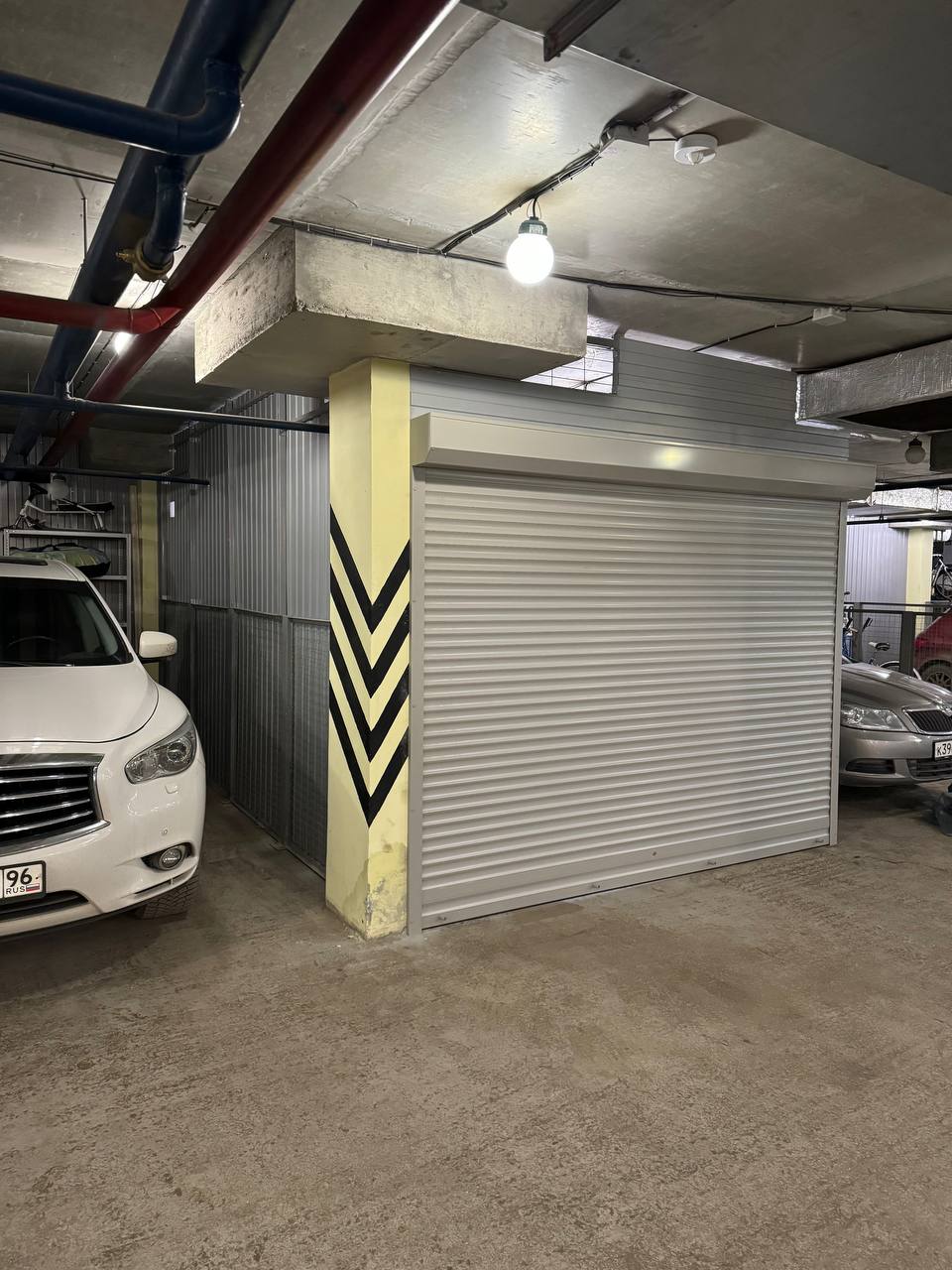 Серый гаражный бокс (MaxParking) в подземном паркинге из профлиста с воротами электропривод