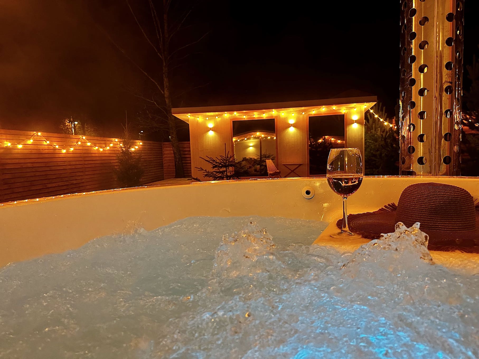 Горячая купель в глэмпинге Афрейм Хэппи