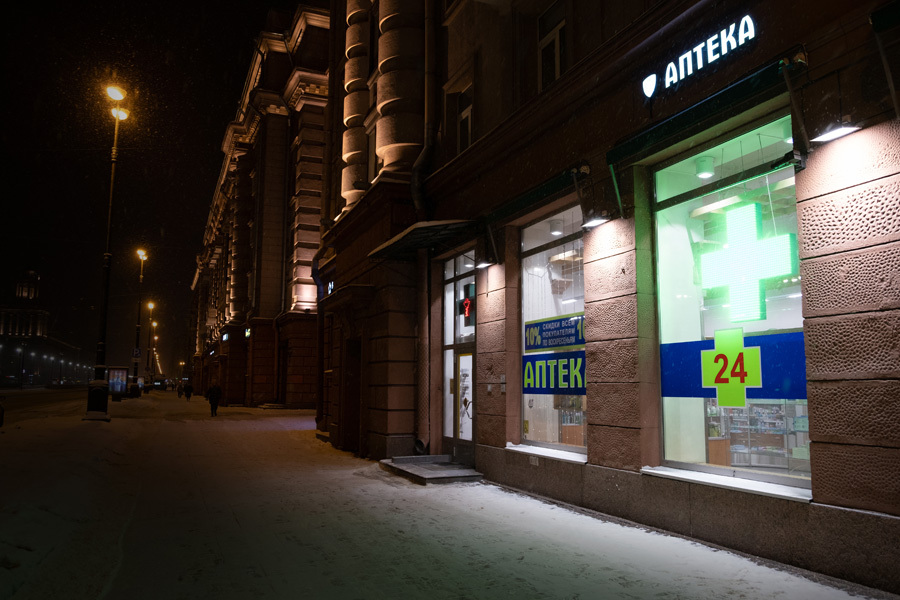 Реклама гобо проектором на фасадах и стенах зданий