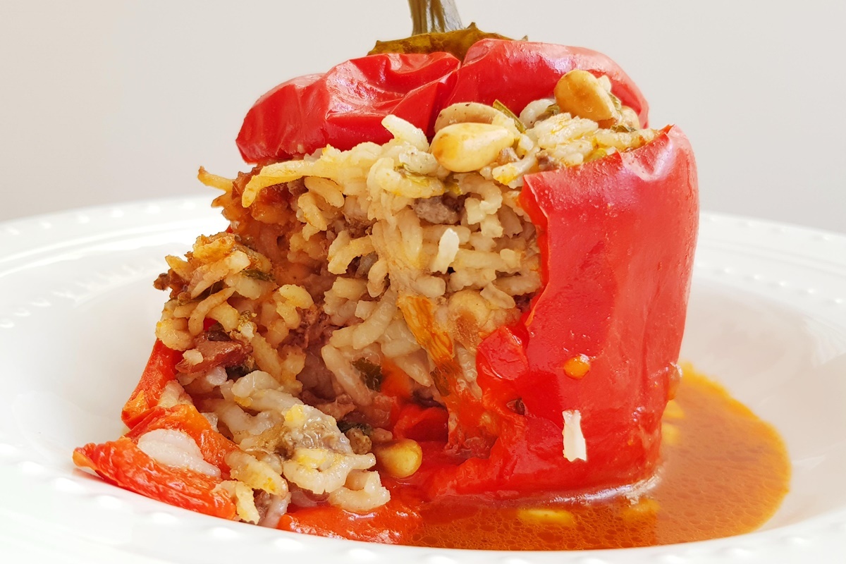 Фаршированный перец с клюквой в томатном соусе