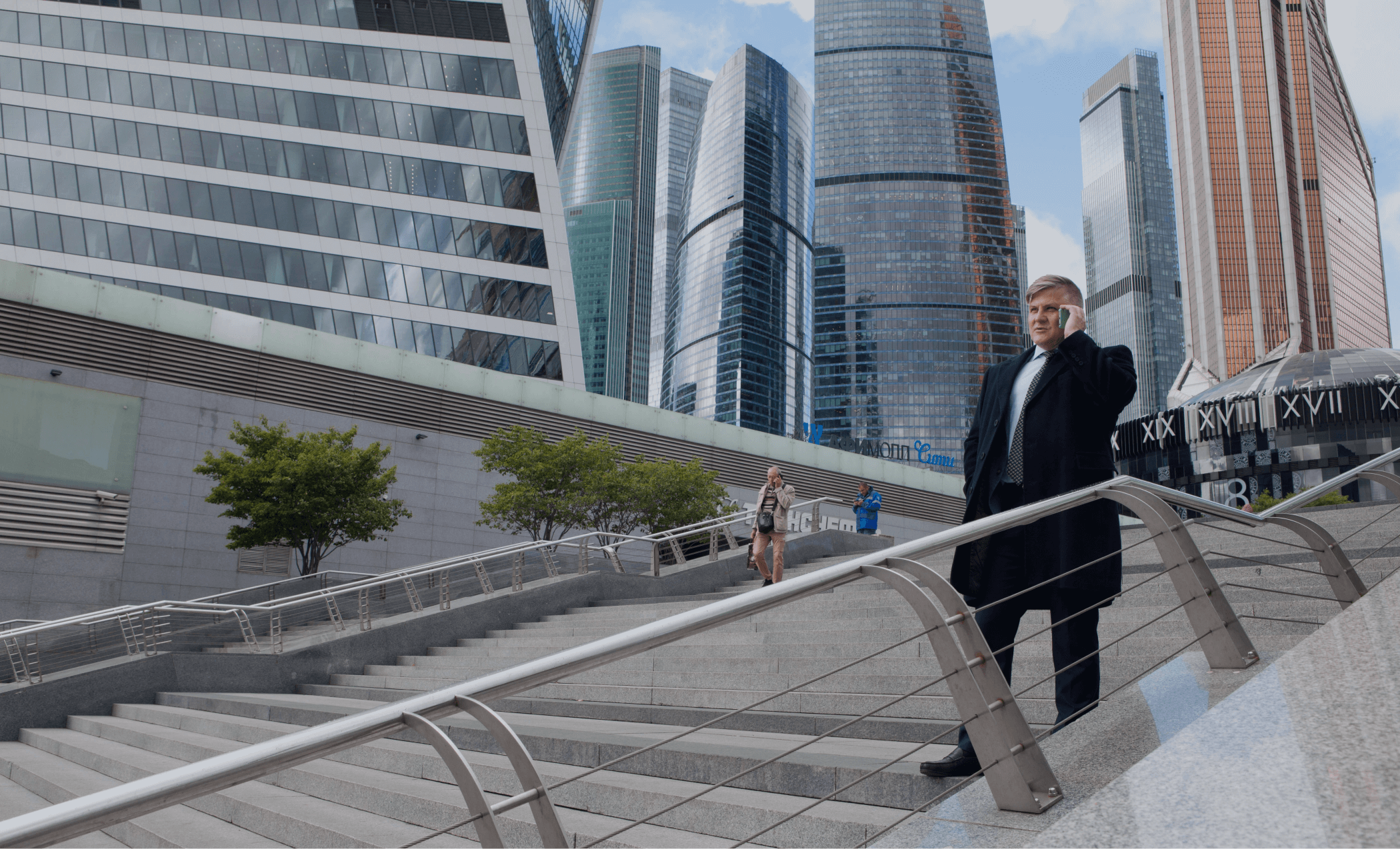 Бизнес юрист на фоне Москва Сити