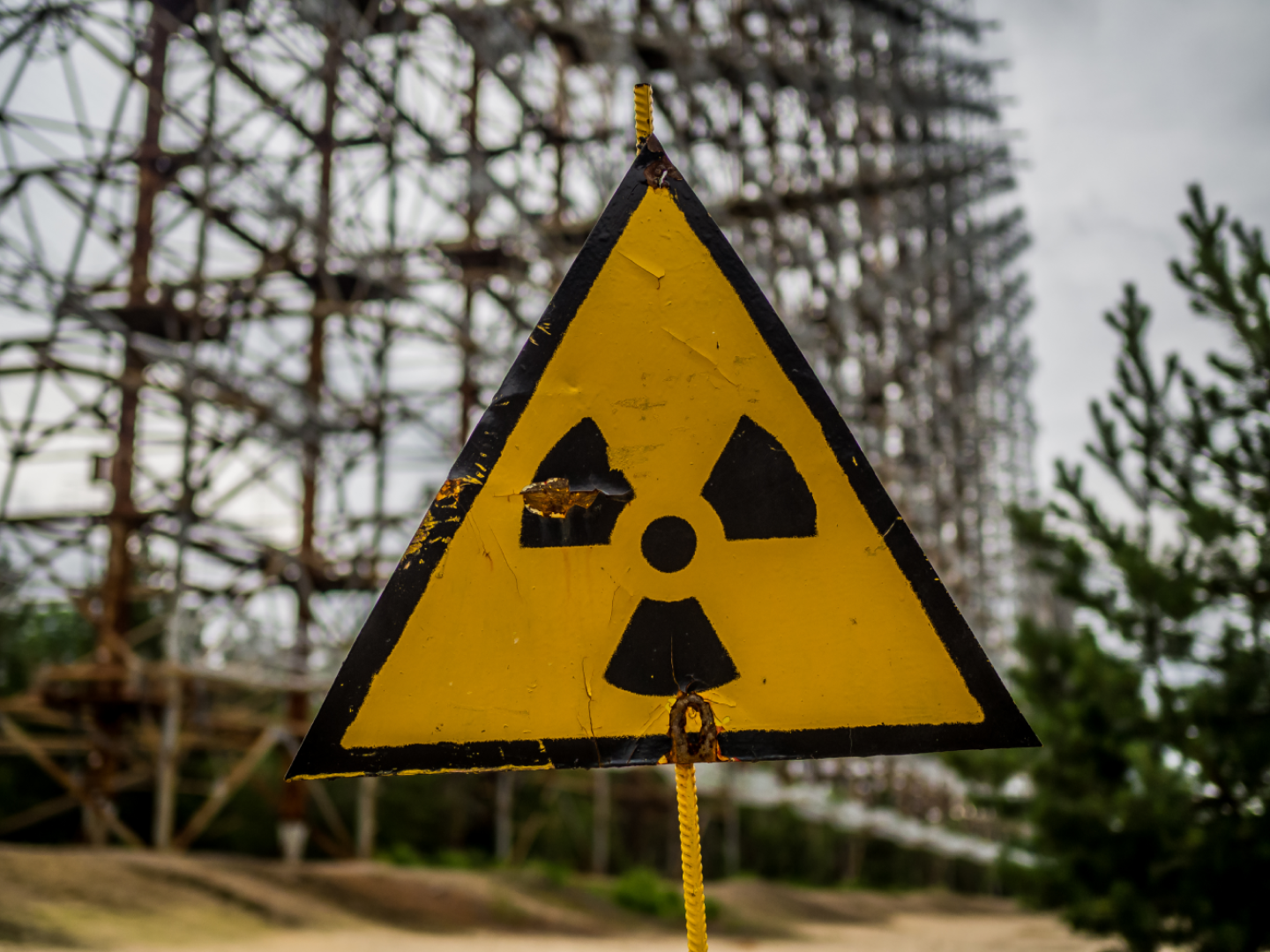 В каком городе радиация. Зона отчуждения Чернобыльской АЭС. Чернобыль зона отчуждения АЭС. Зона отчуждения Чернобыль радиус. АЭС Чернобыль радиация.
