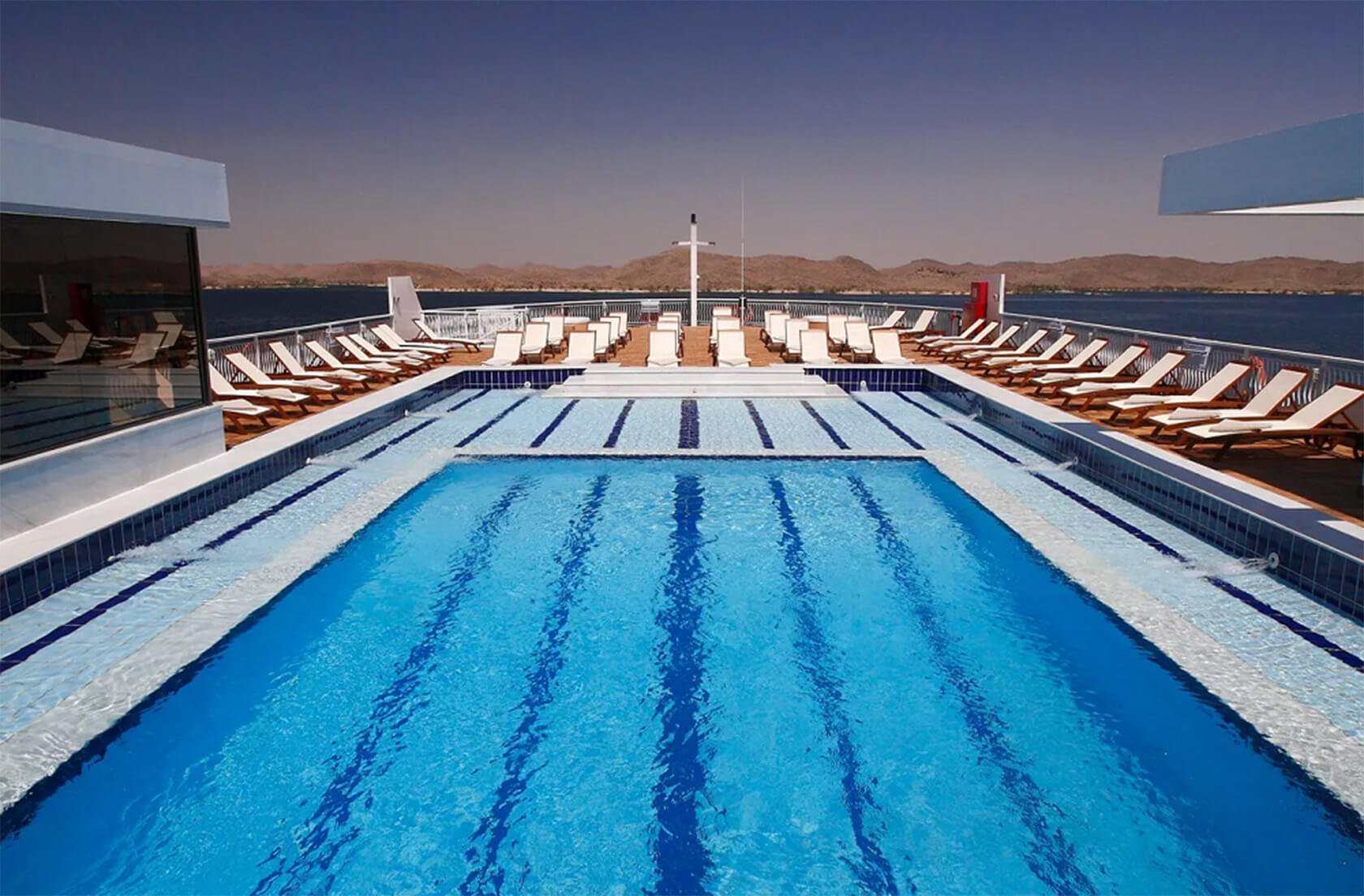 бассейн на верхней палубе