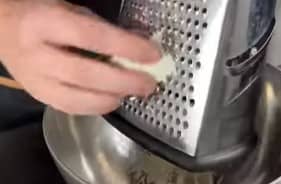 Приготовление форшмака из сельди с яблоком: шаг 5