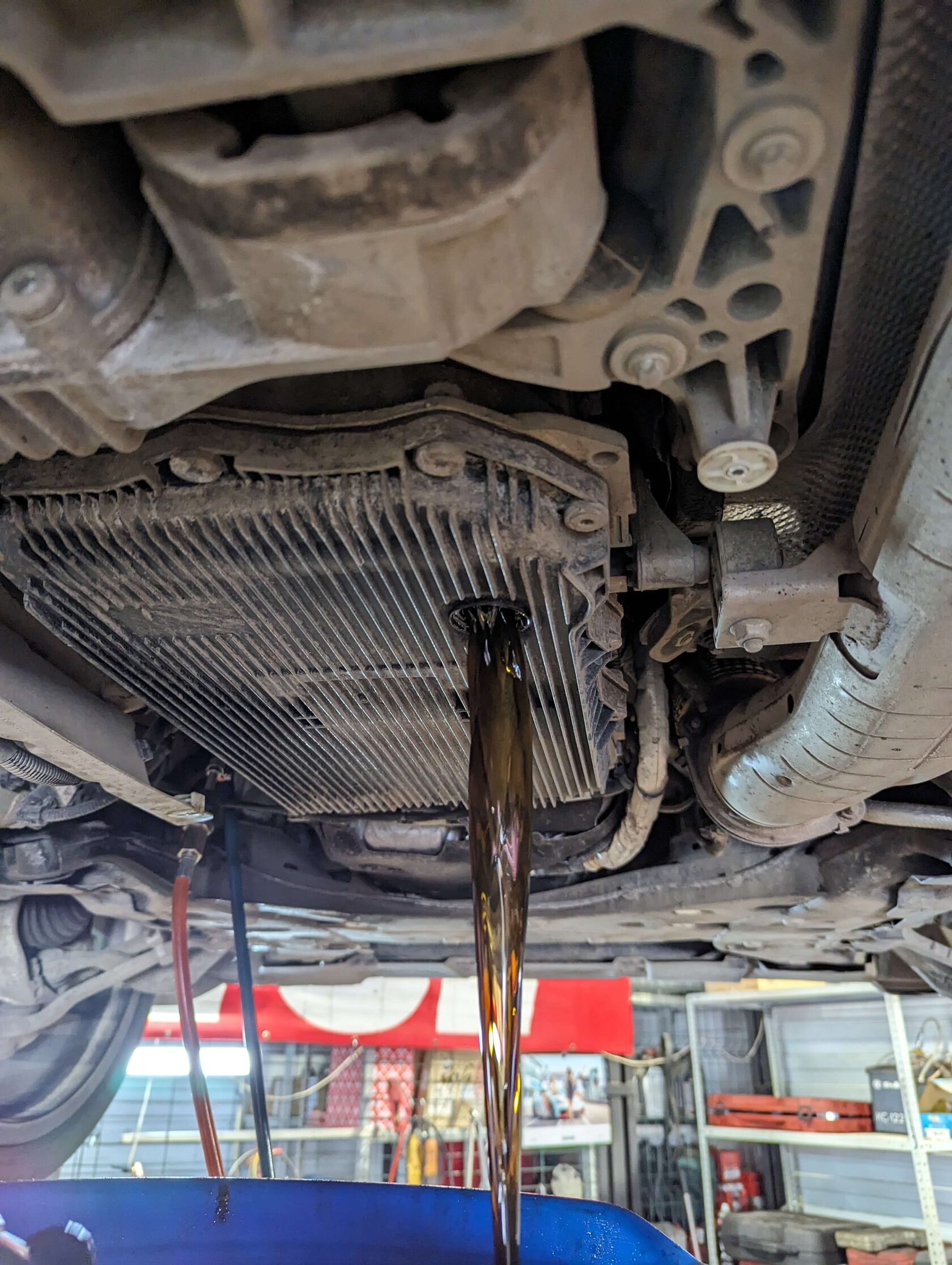 Слив старого масла из поддона АКПП ZF