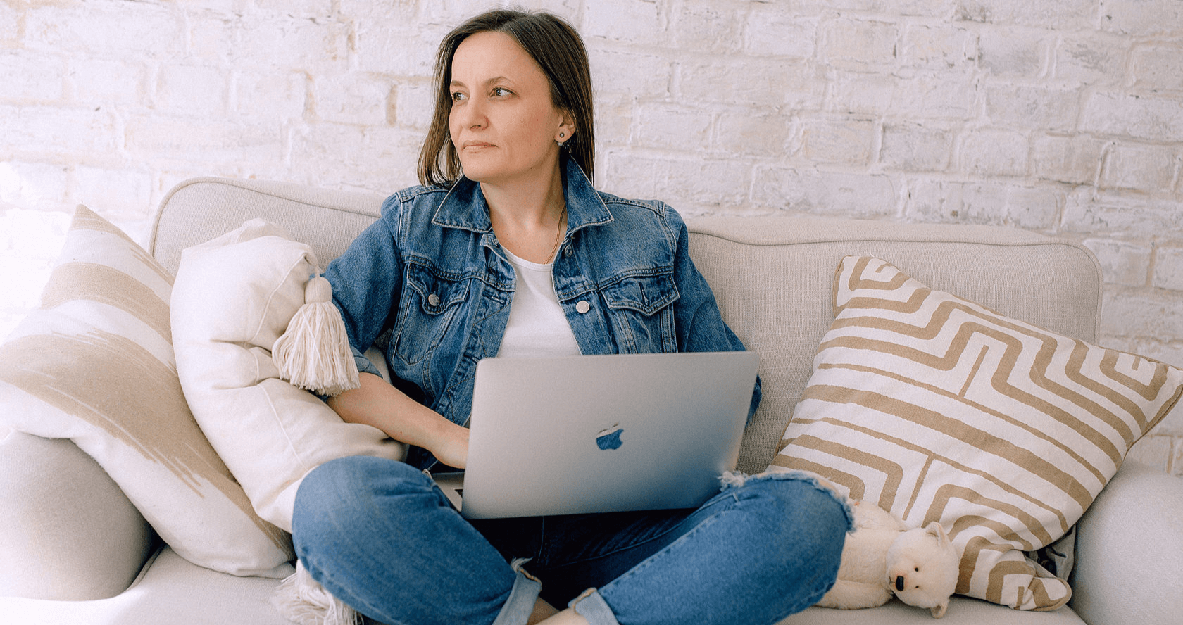 Привет! Меня зовут Лариса Гаврикова и я создаю авторские игрушки ручной работы в стиле мишек Тедди, а еще учу этому всех желающих на своих онлайн курсах и очных мастер-классах.