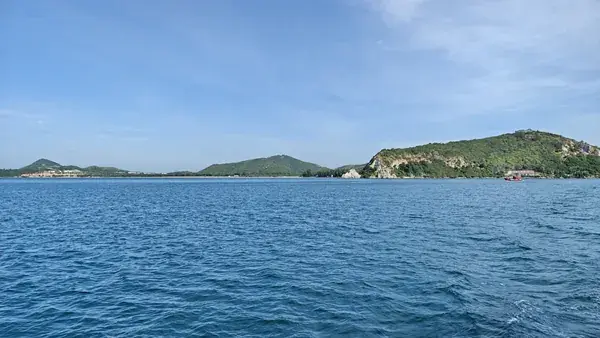 Спокойное море и дальний мыс острова