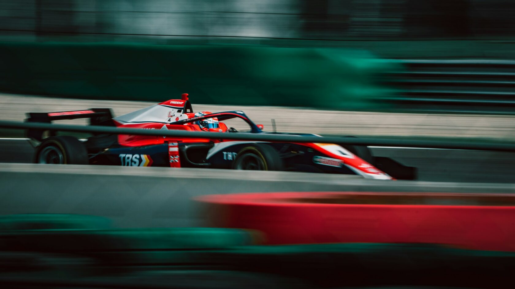 Болид Formula 1 на трассе